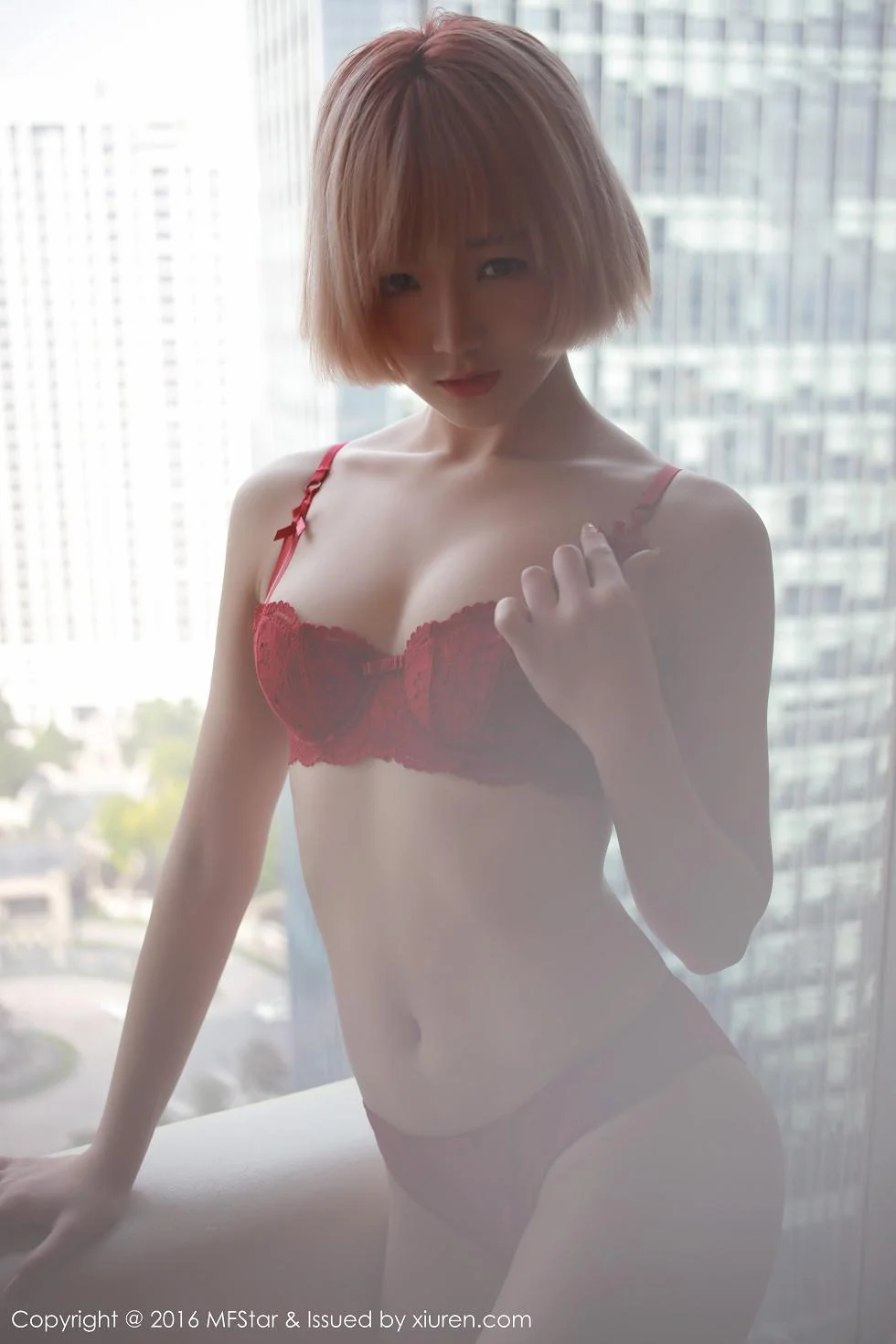 悦爷妖精居家红色内衣半脱内裤秀诱人翘臀写真 第 9 张