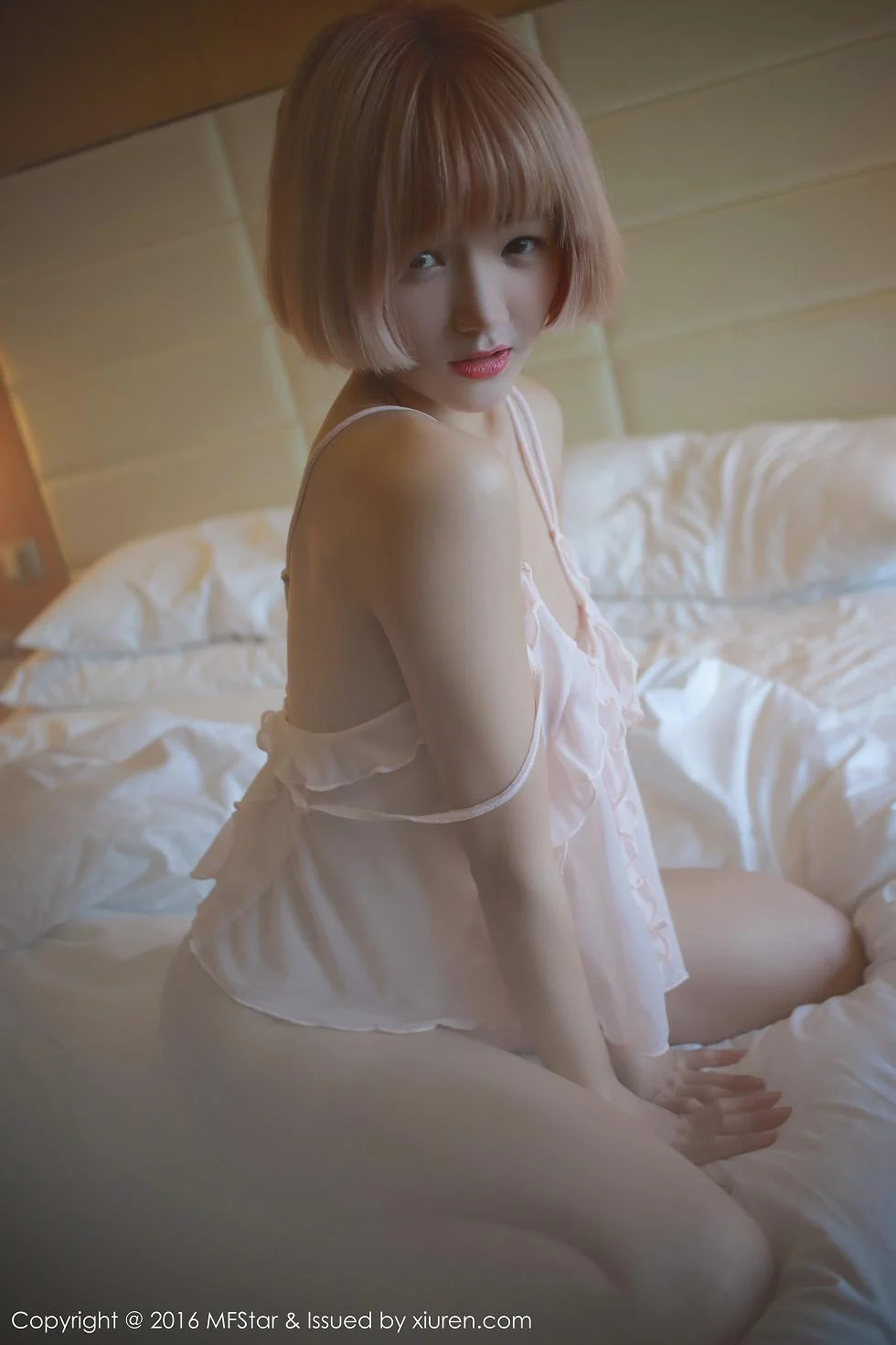 悦爷妖精居家红色内衣半脱内裤秀诱人翘臀写真 第 96 张