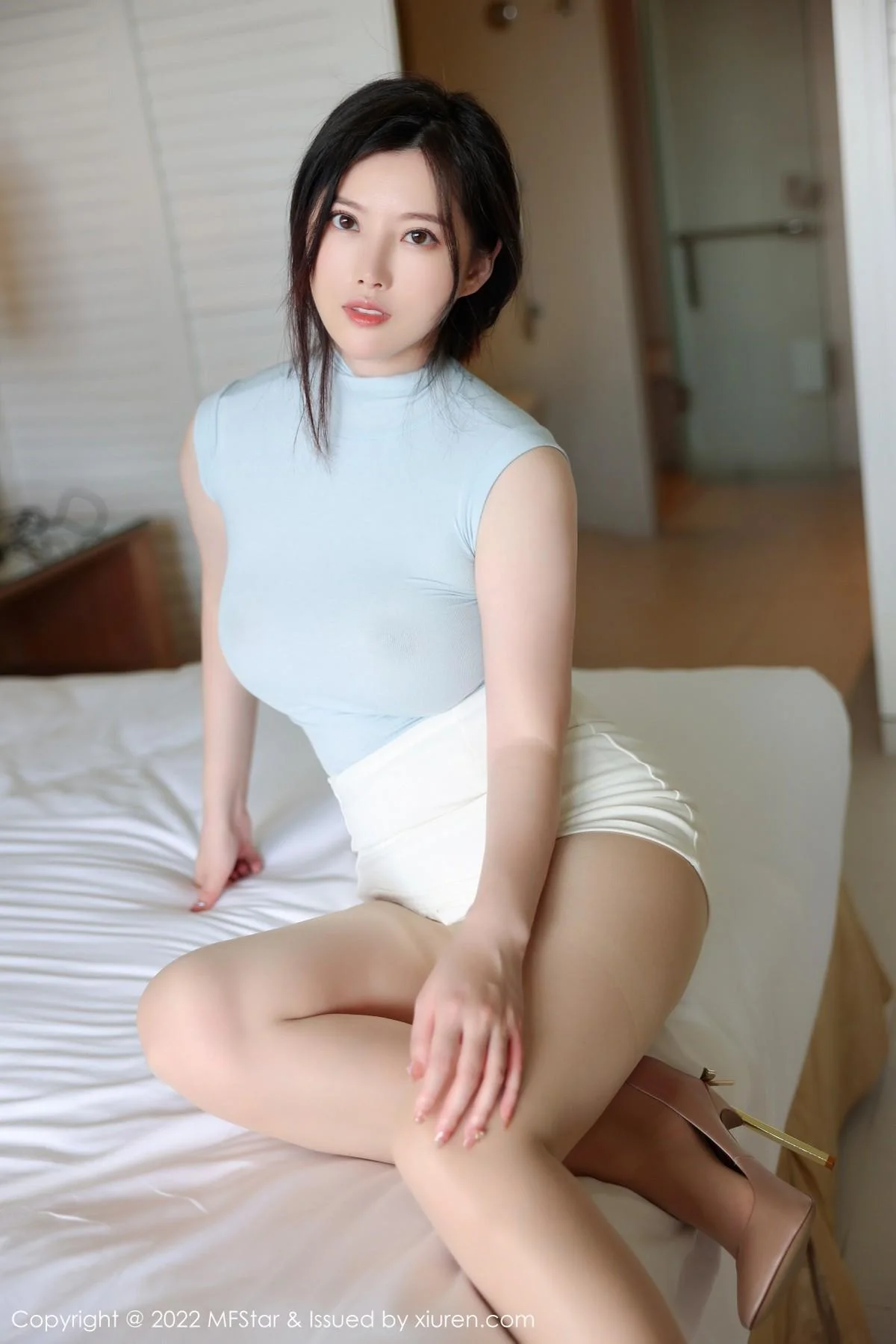 白茹雪海南旅拍淡蓝色收身衣配白短裙秀豪乳翘臀绝美写真 第 40 张