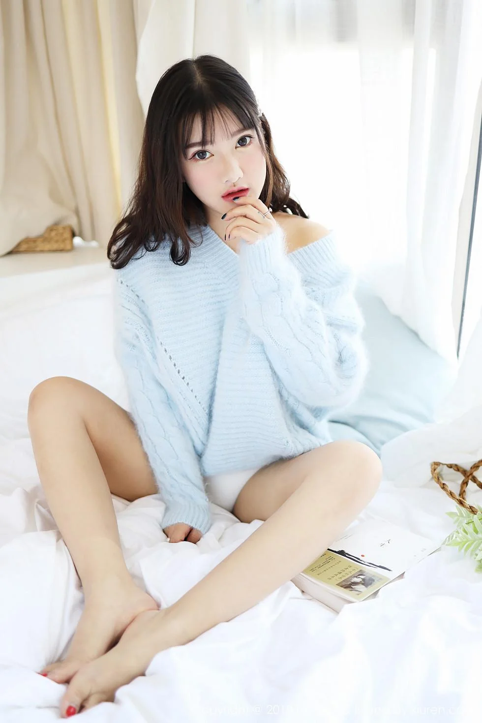 小尤奈清新毛衣秀雪乳半脱内裤翘臀屁沟极致绝美写真 第 15 张
