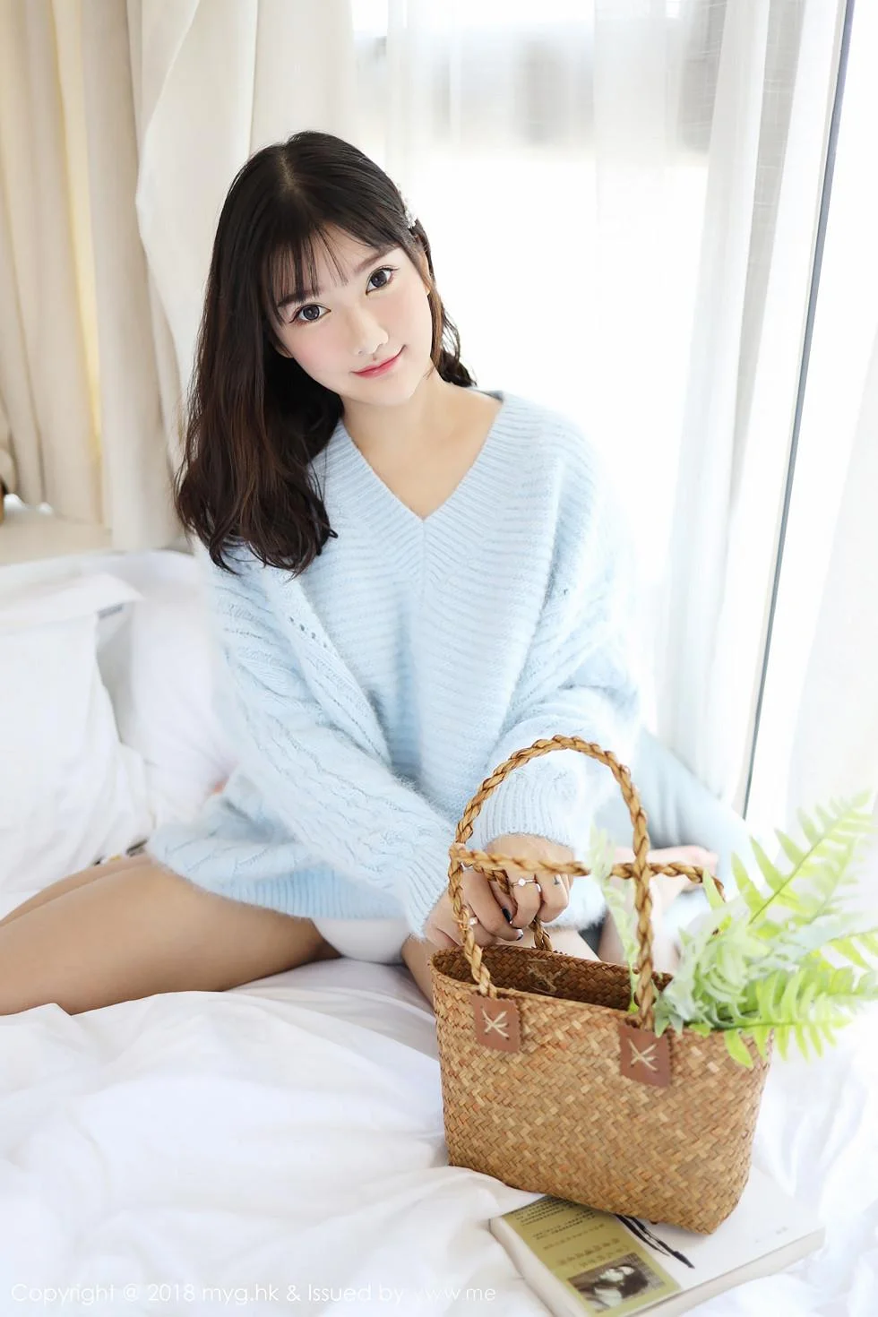 小尤奈清新毛衣秀雪乳半脱内裤翘臀屁沟极致绝美写真 第 18 张