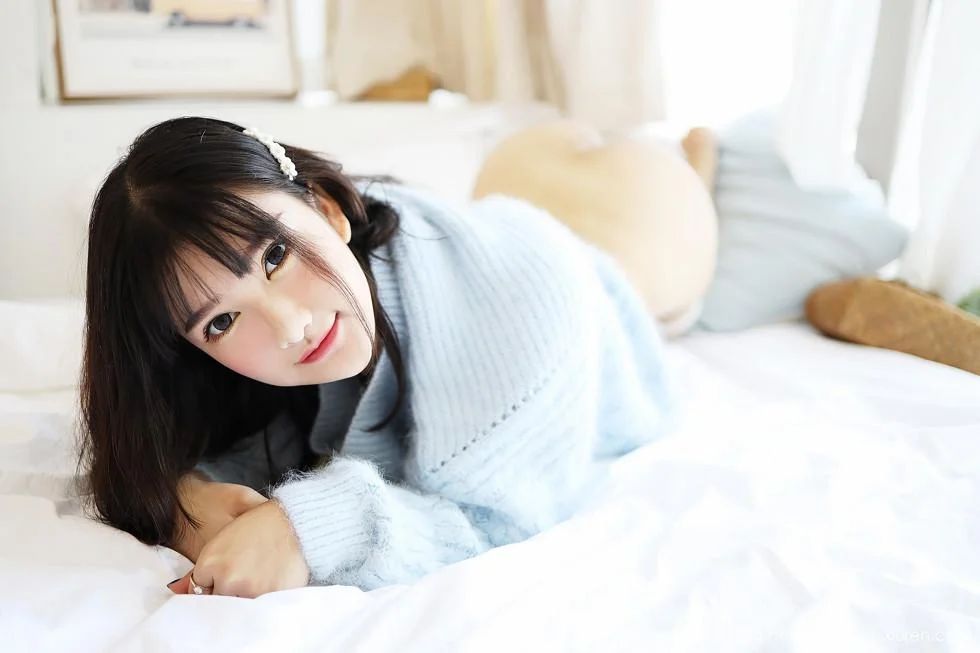 小尤奈清新毛衣秀雪乳半脱内裤翘臀屁沟极致绝美写真 第 33 张