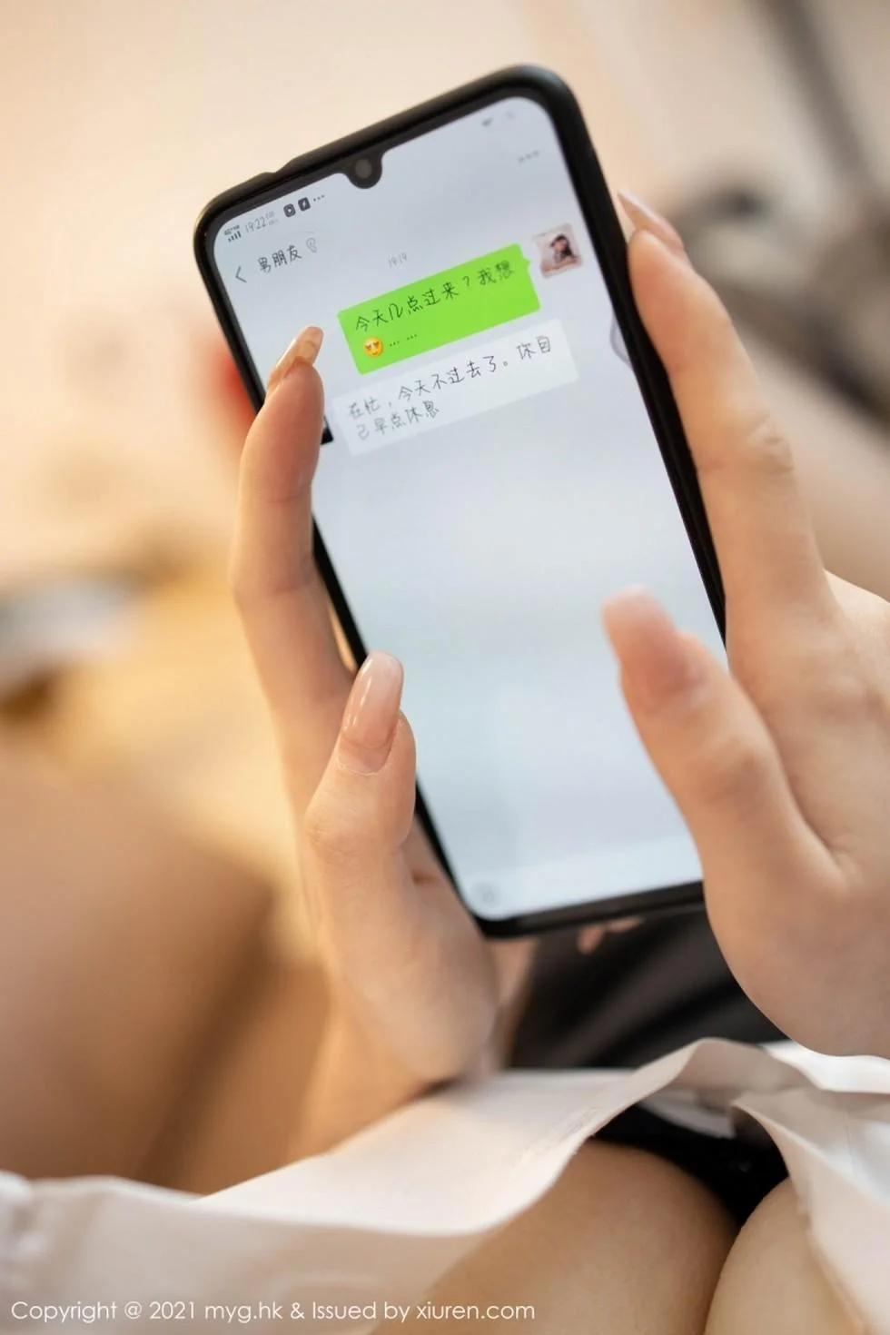鱼子酱Fish私房借酒消愁主题黑短裙配黑丝秀翘臀绝美写真 第 46 张