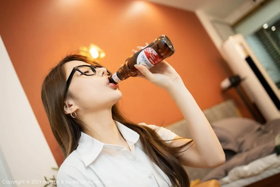 鱼子酱Fish私房借酒消愁主题黑短裙配黑丝秀翘臀绝美写真 第 7 张
