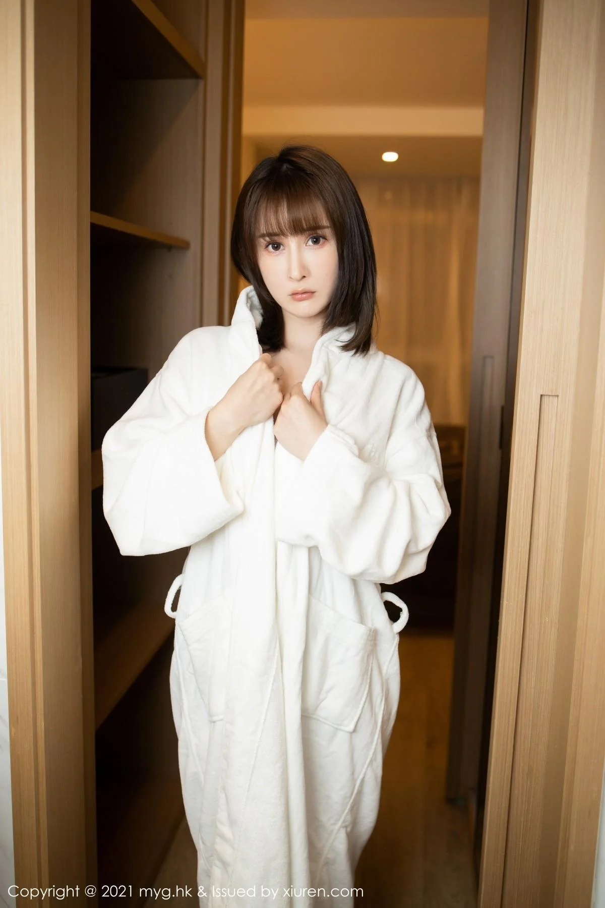 蔡文钰Abby私房低胸浴袍+保鲜膜裹身秀惹火身材绝美写真 第 9 张