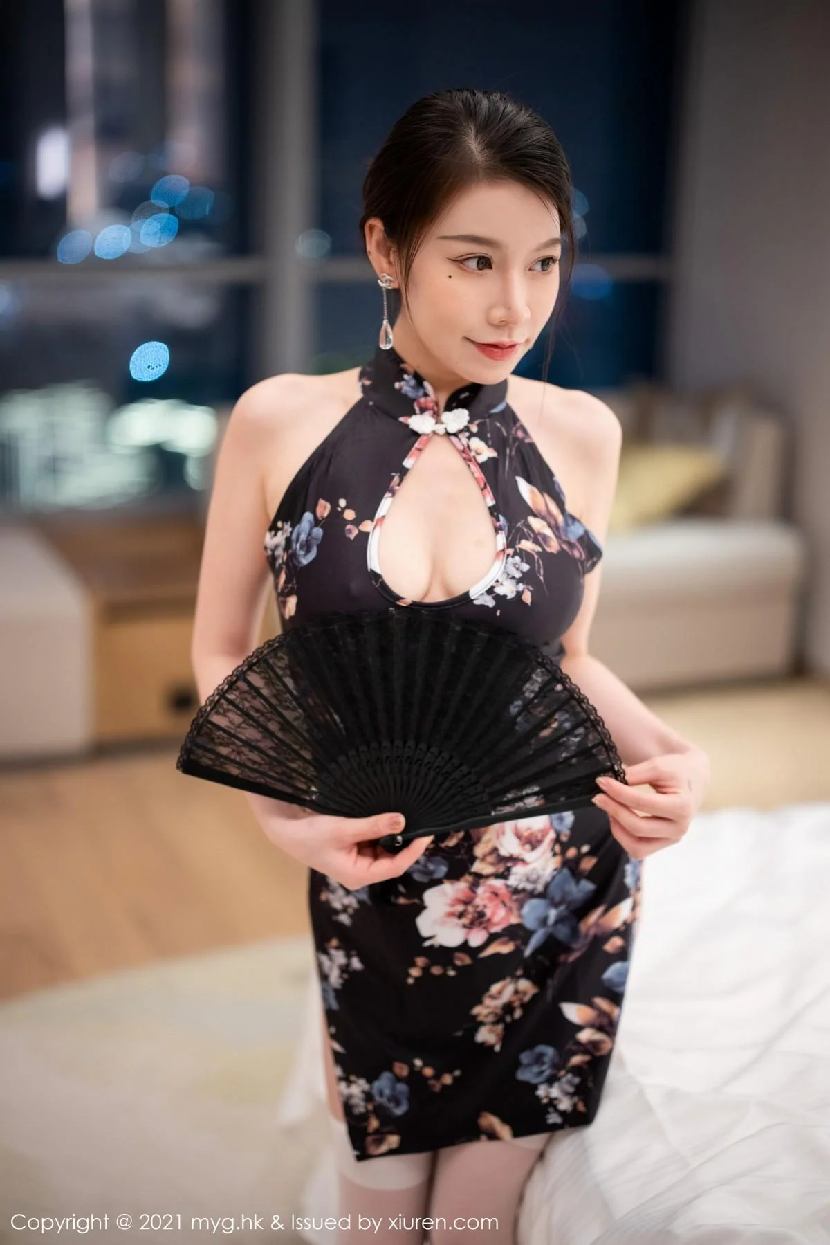 vetiver嘉宝贝儿杭州旅拍古韵旗袍配白丝吊袜撩人绝美写真 第 19 张