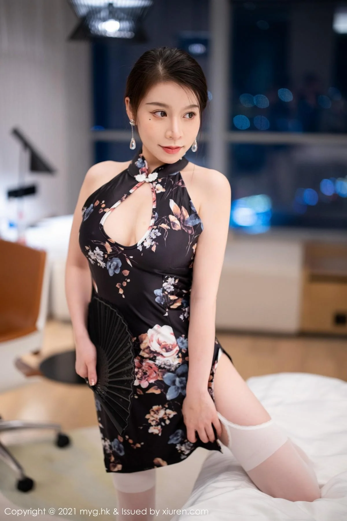 vetiver嘉宝贝儿杭州旅拍古韵旗袍配白丝吊袜撩人绝美写真 第 24 张