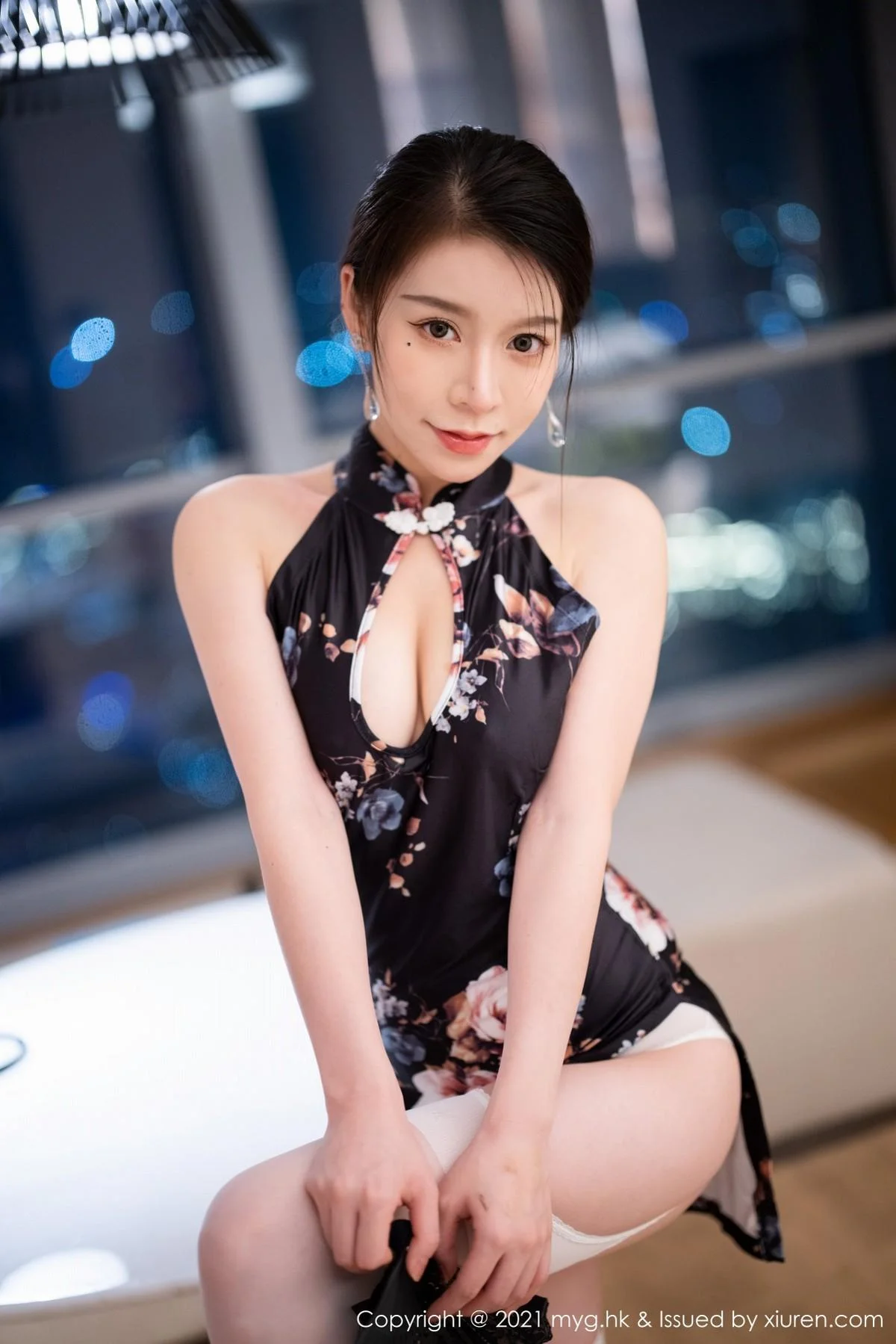 vetiver嘉宝贝儿杭州旅拍古韵旗袍配白丝吊袜撩人绝美写真 第 34 张