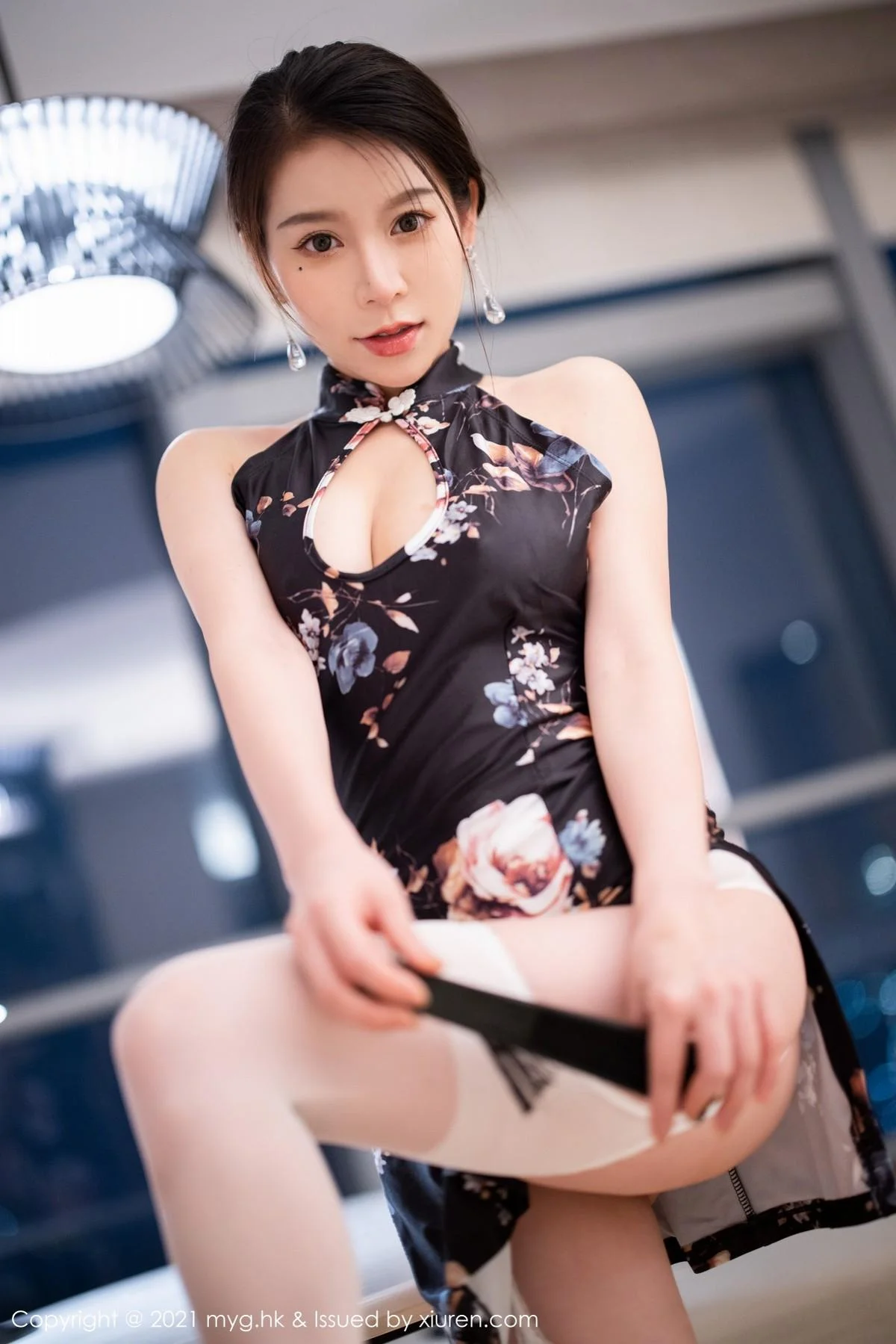 vetiver嘉宝贝儿杭州旅拍古韵旗袍配白丝吊袜撩人绝美写真 第 35 张