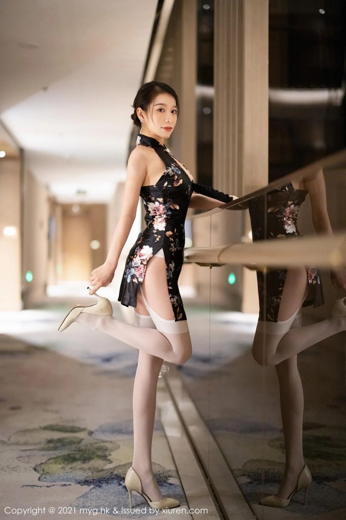 vetiver嘉宝贝儿杭州旅拍古韵旗袍配白丝吊袜撩人绝美写真 第 7 张