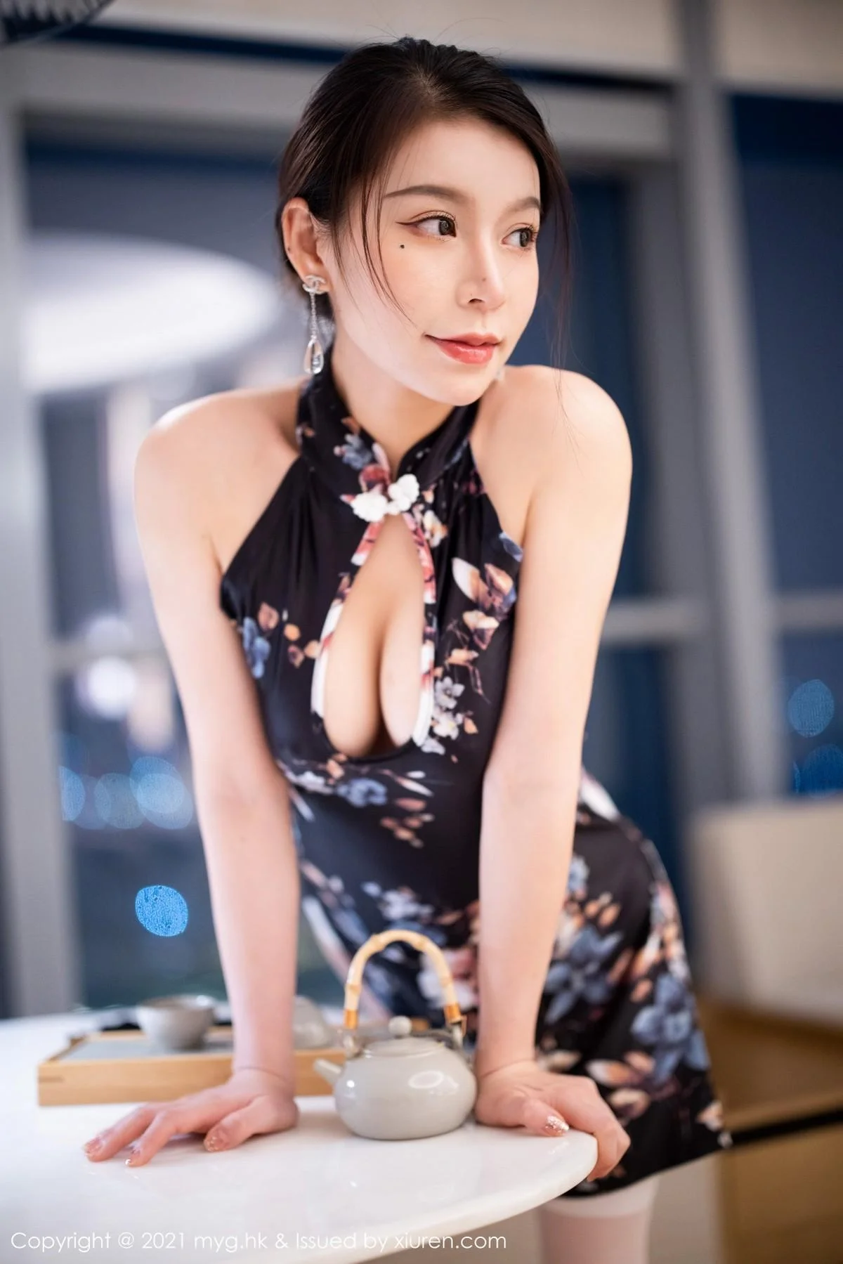 vetiver嘉宝贝儿杭州旅拍古韵旗袍配白丝吊袜撩人绝美写真 第 76 张