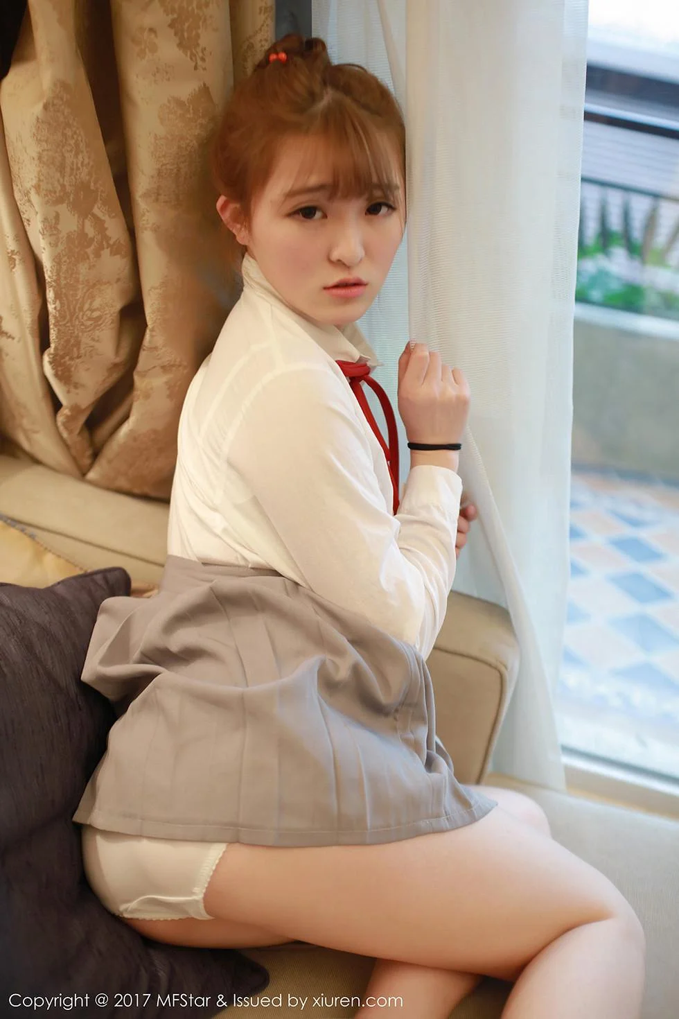 伊小七MoMo学生装性感短裙半脱内裤撩人绝美写真 第 13 张