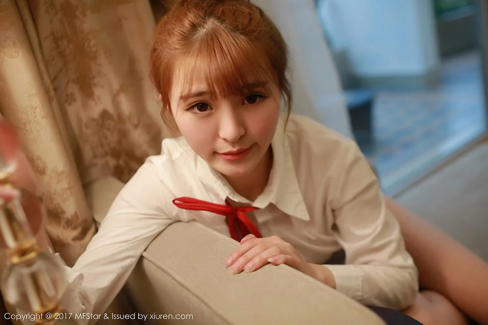 伊小七MoMo学生装性感短裙半脱内裤撩人绝美写真 第 21 张