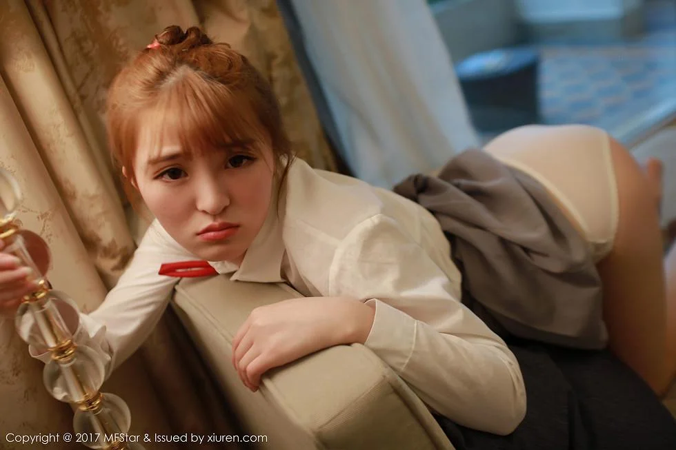 伊小七MoMo学生装性感短裙半脱内裤撩人绝美写真 第 23 张