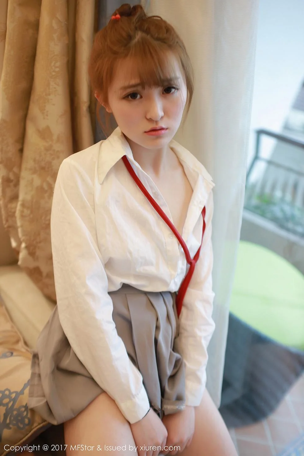 伊小七MoMo学生装性感短裙半脱内裤撩人绝美写真 第 43 张
