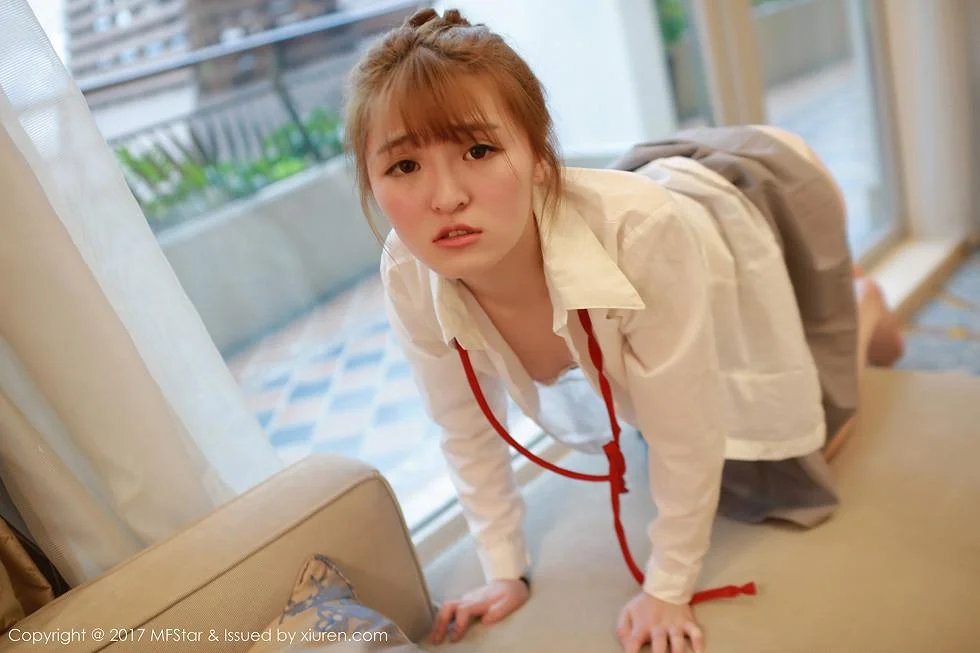 伊小七MoMo学生装性感短裙半脱内裤撩人绝美写真 第 57 张