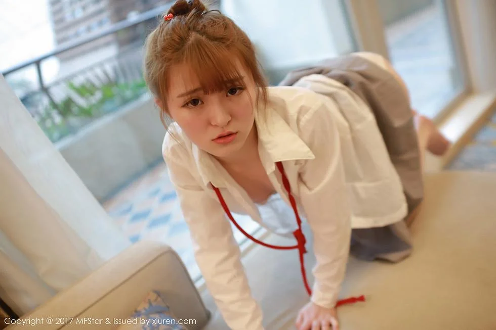 伊小七MoMo学生装性感短裙半脱内裤撩人绝美写真 第 59 张