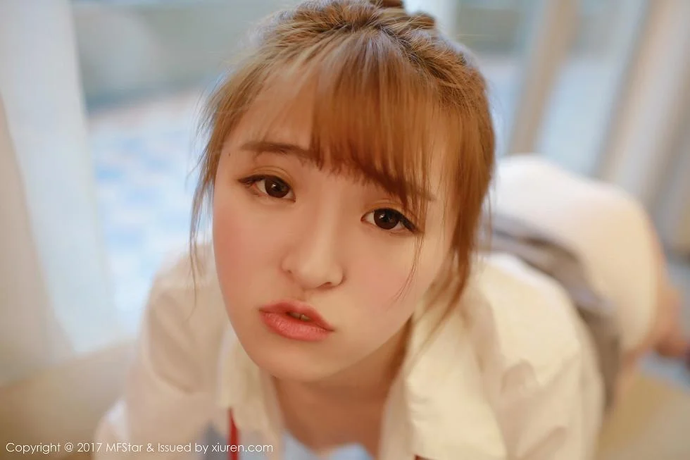 伊小七MoMo学生装性感短裙半脱内裤撩人绝美写真 第 63 张