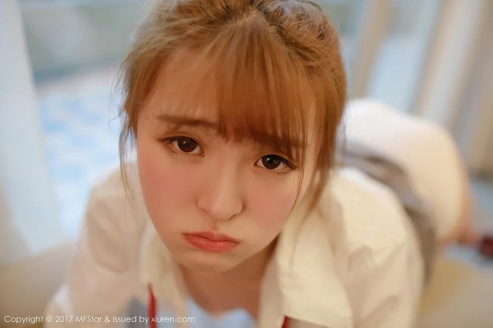 伊小七MoMo学生装性感短裙半脱内裤撩人绝美写真 第 65 张
