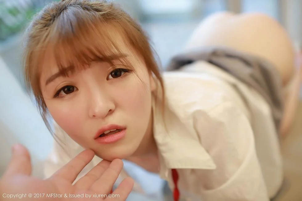 伊小七MoMo学生装性感短裙半脱内裤撩人绝美写真 第 67 张