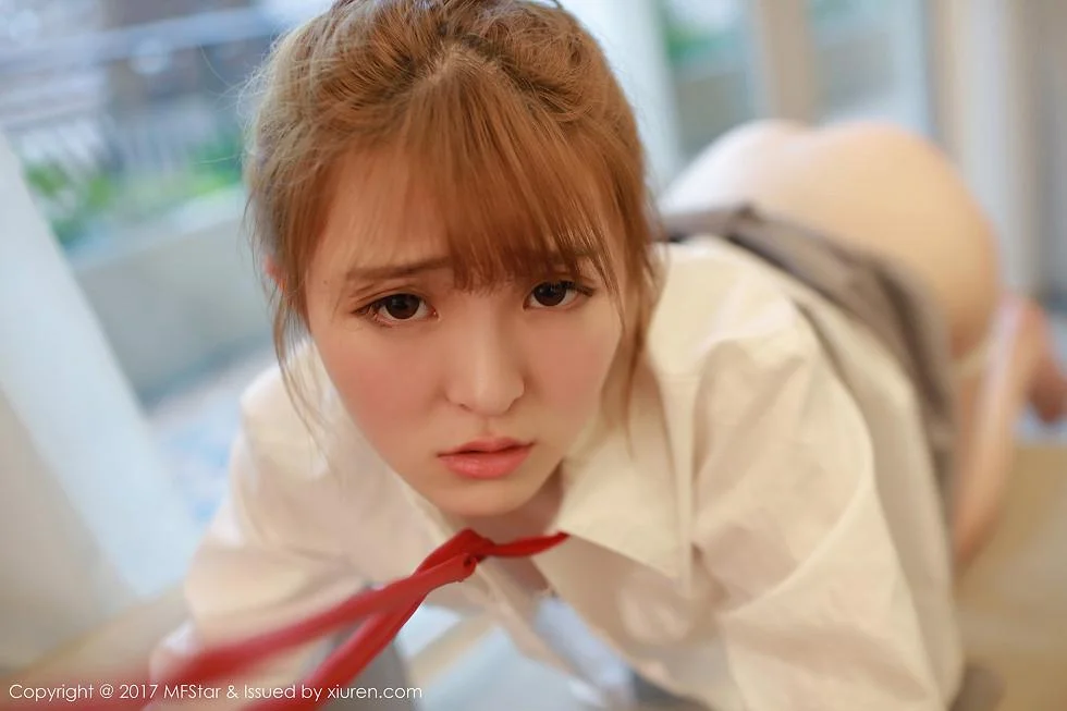 伊小七MoMo学生装性感短裙半脱内裤撩人绝美写真 第 70 张