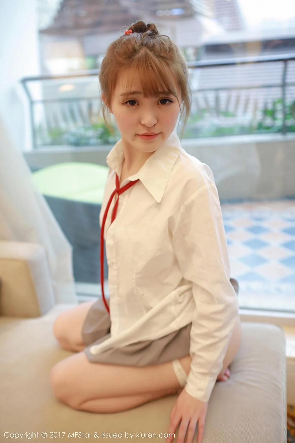 伊小七MoMo学生装性感短裙半脱内裤撩人绝美写真 第 72 张