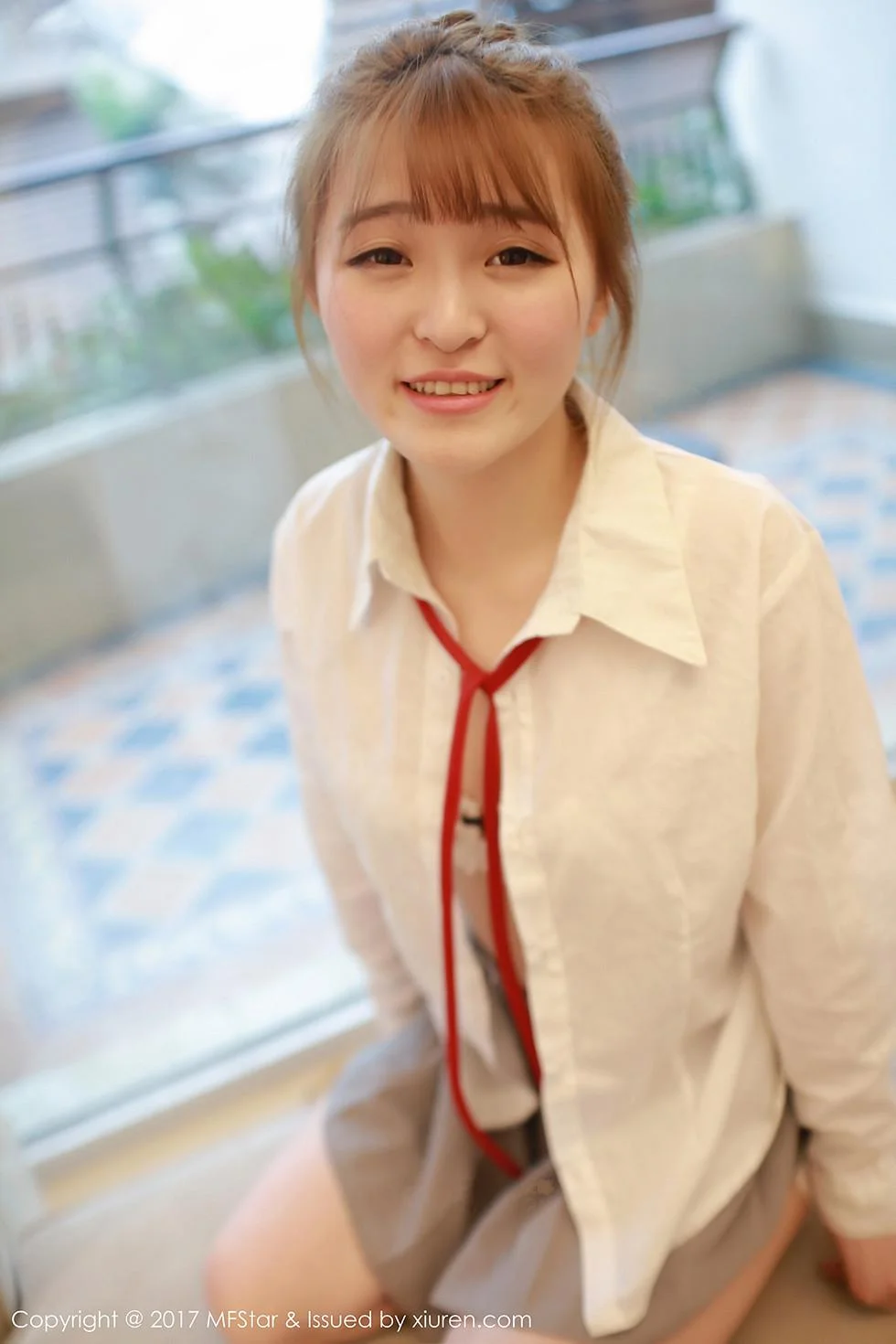 伊小七MoMo学生装性感短裙半脱内裤撩人绝美写真 第 76 张