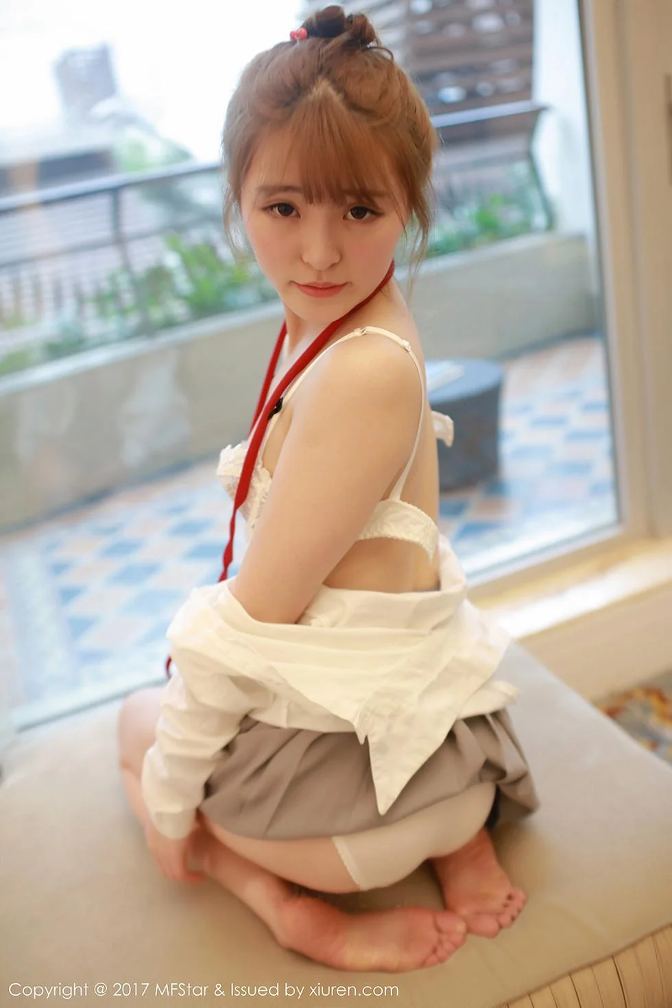 伊小七MoMo学生装性感短裙半脱内裤撩人绝美写真 第 79 张