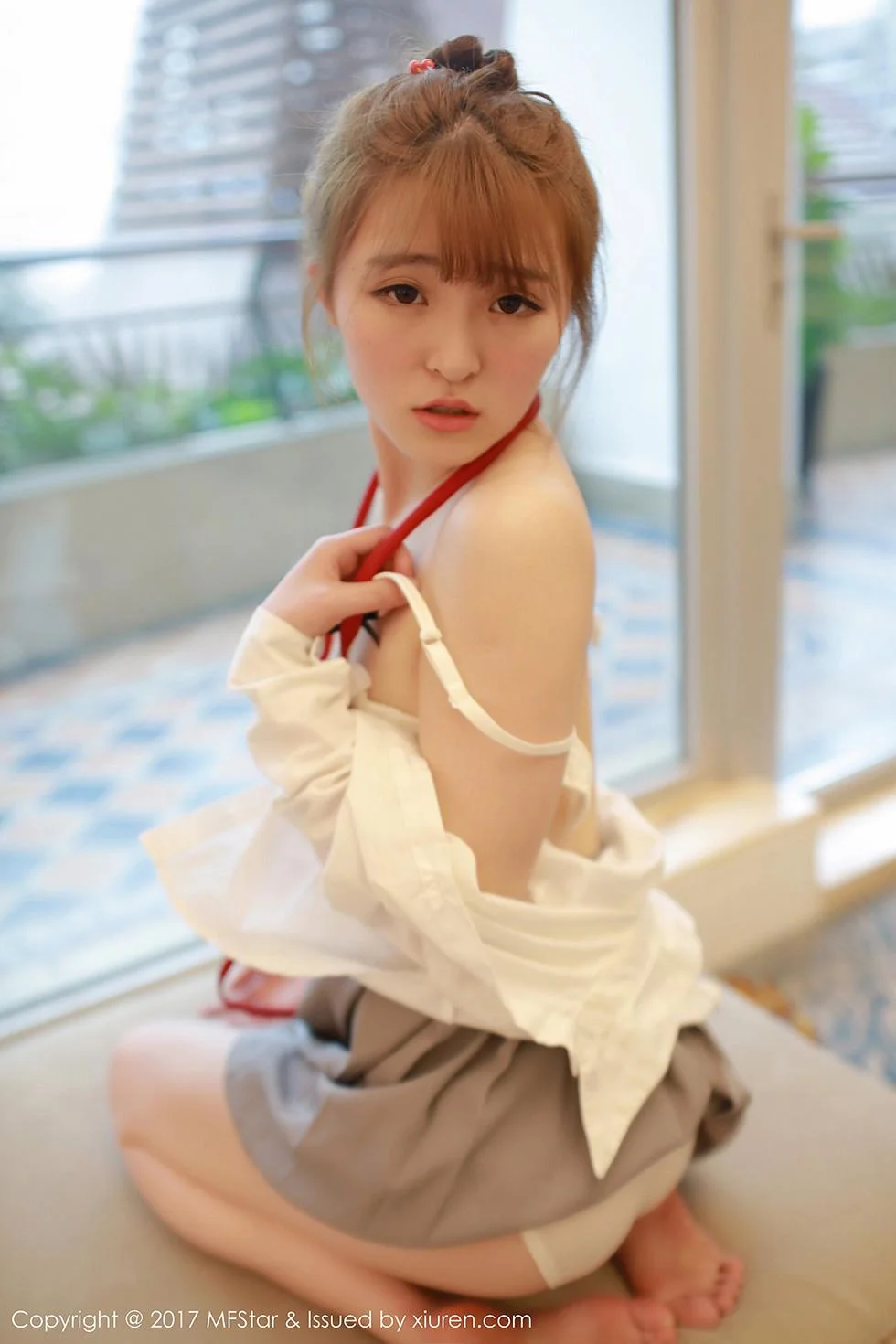 伊小七MoMo学生装性感短裙半脱内裤撩人绝美写真 第 82 张