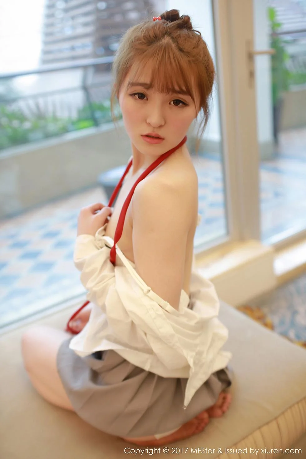 伊小七MoMo学生装性感短裙半脱内裤撩人绝美写真 第 87 张