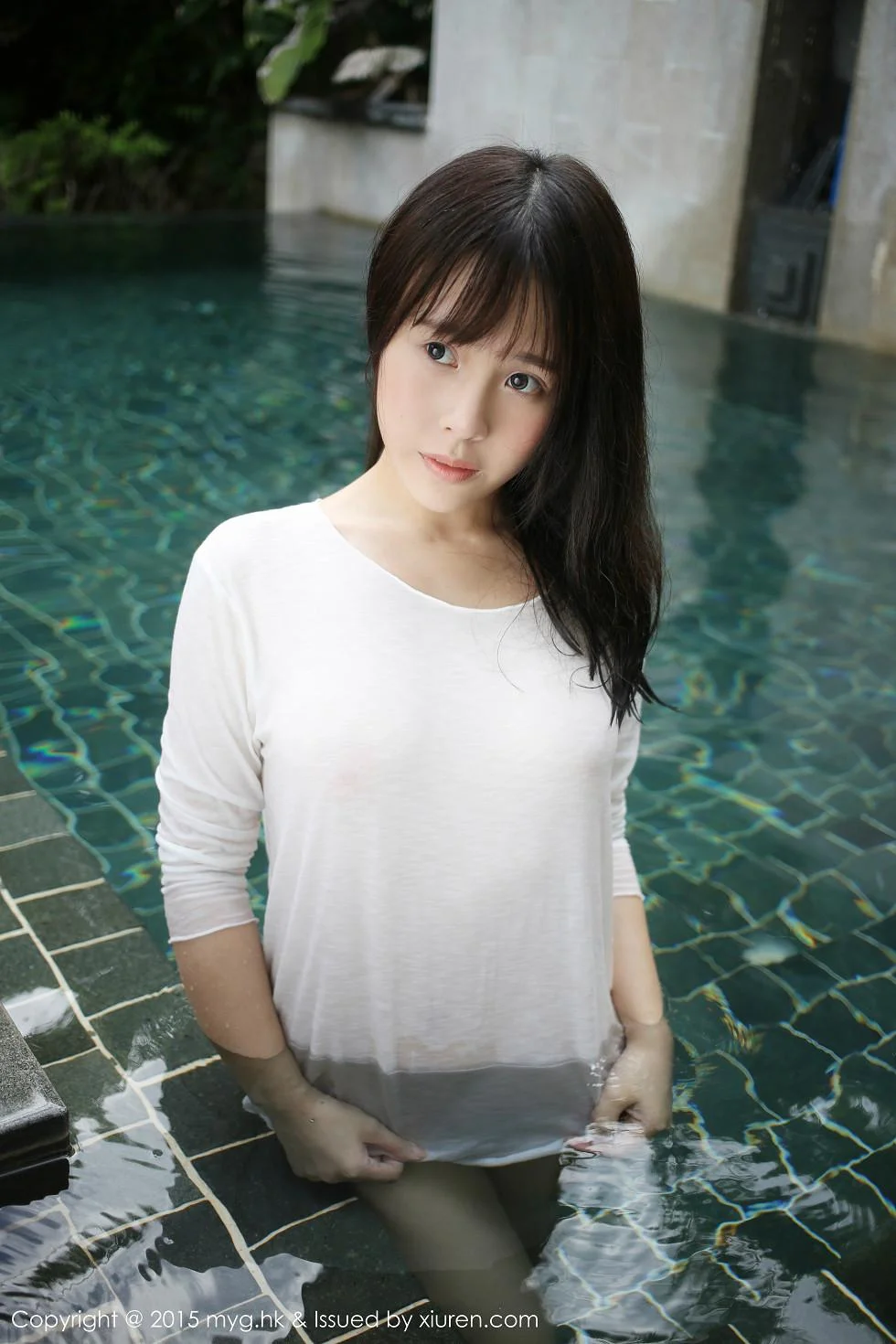 Evelyn艾莉白色T恤湿身真空透视秀美乳撩人写真 第 2 张