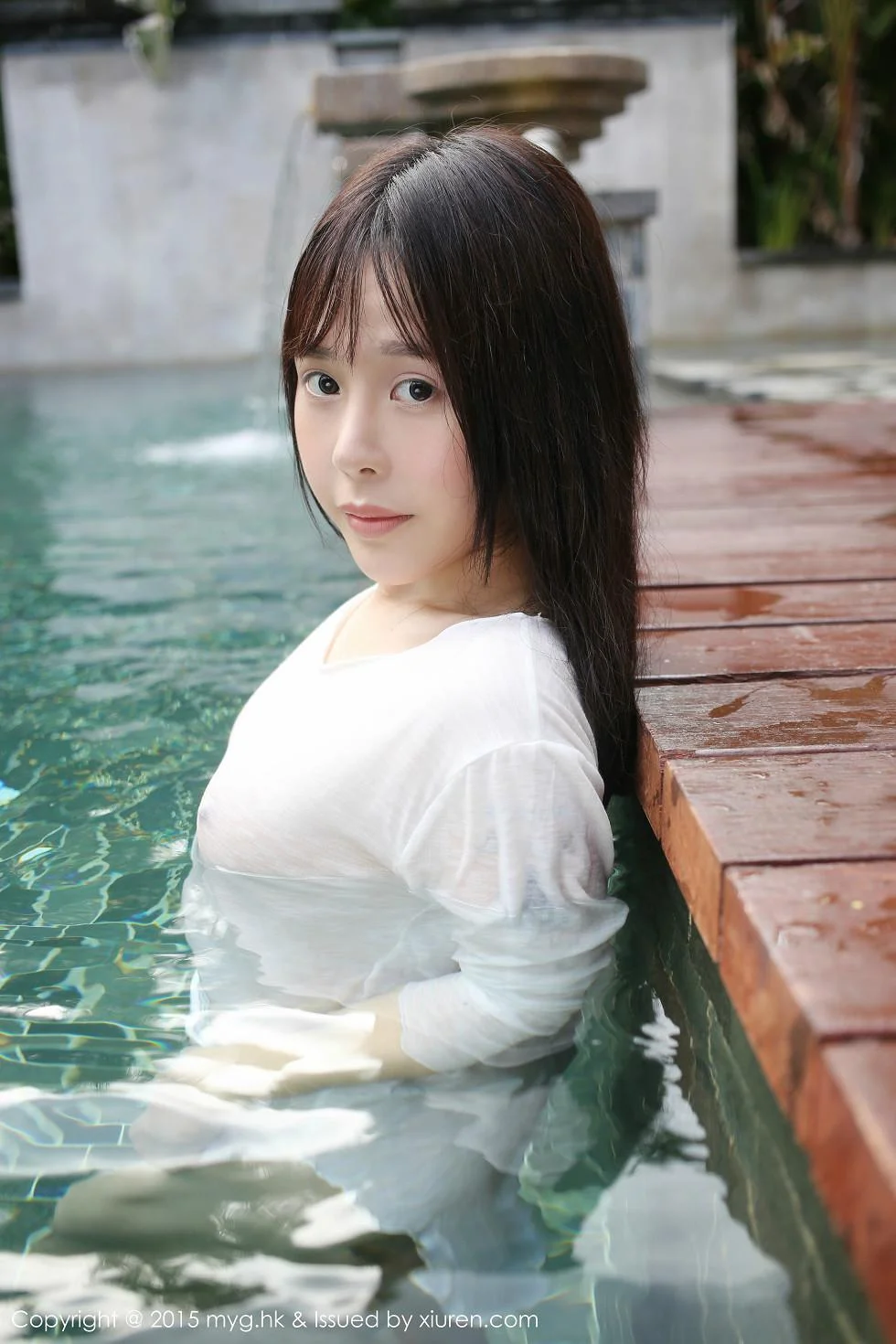 Evelyn艾莉白色T恤湿身真空透视秀美乳撩人写真 第 32 张