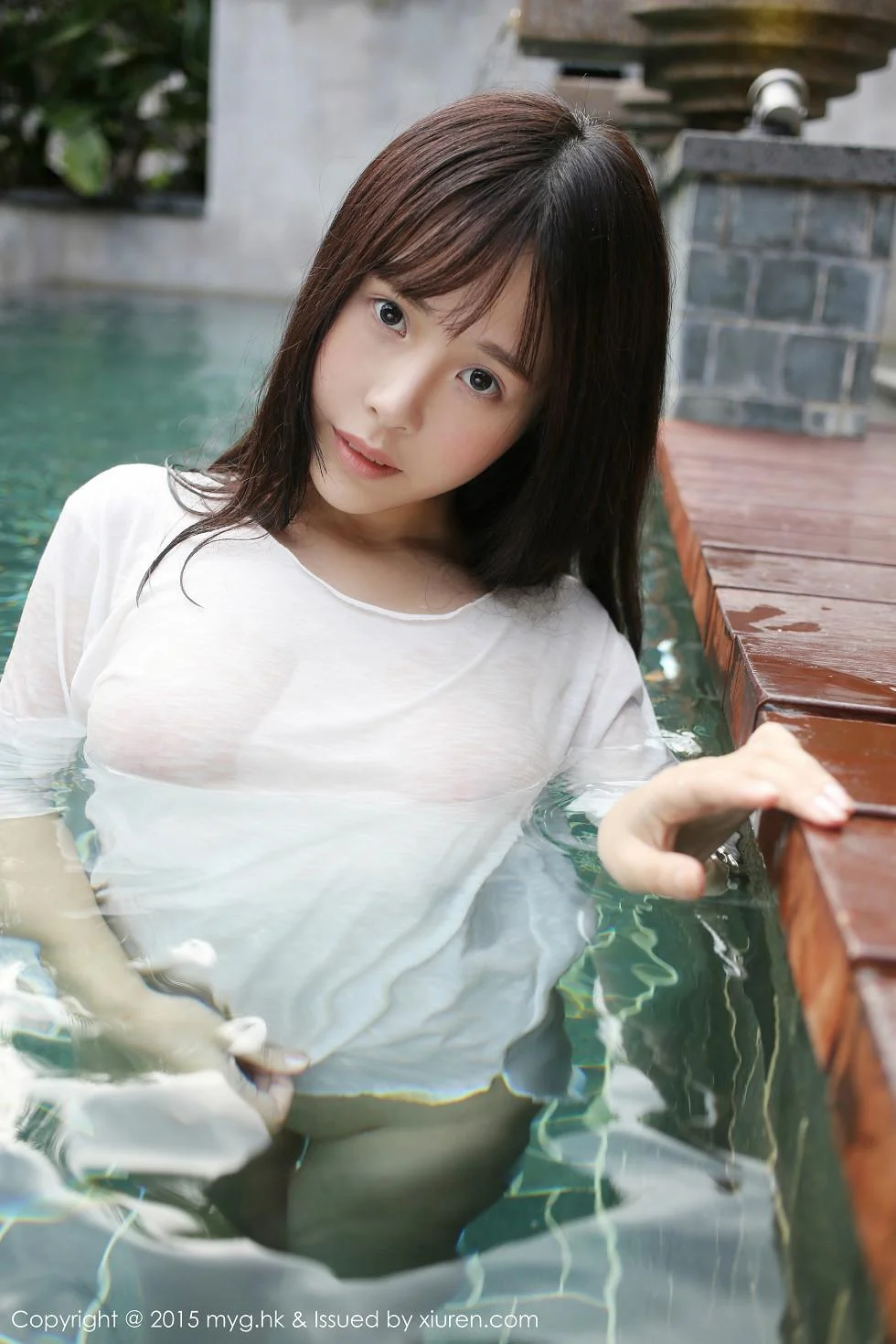 Evelyn艾莉白色T恤湿身真空透视秀美乳撩人写真 第 40 张