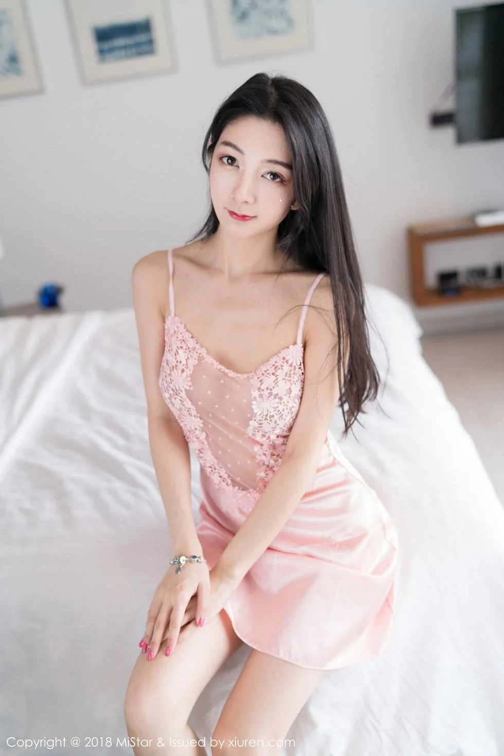 Angela小热巴普吉岛旅拍粉红透视裙配蕾丝内裤绝美写真 第 1 张