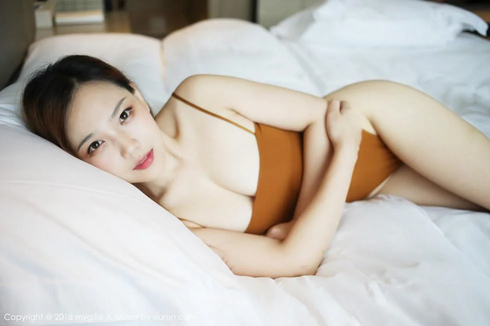 徐微微mia床上全裸上身露豪乳无内黑丝裤袜翘臀绝美写真 第 10 张
