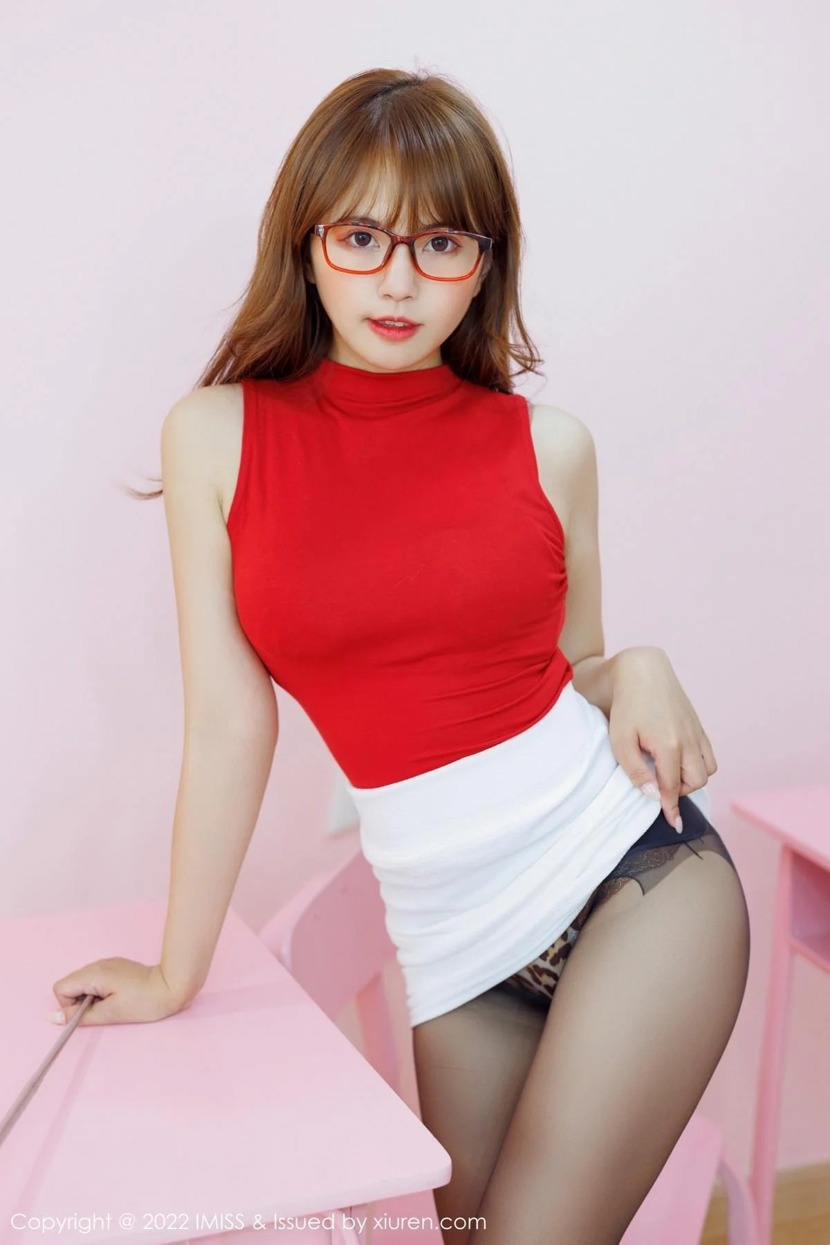 张思允Nice教师角色扮演收身上衣配白短裙露黑丝绝美写真 第 43 张