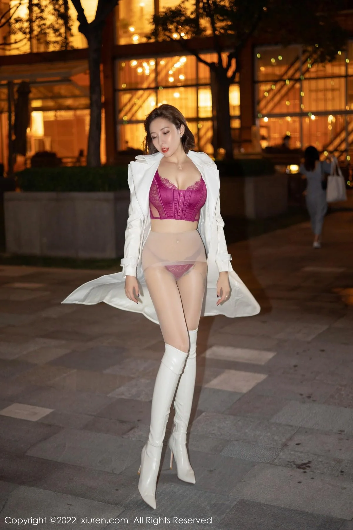 御姐果儿Victoria青海旅拍脱风衣露艳红色蕾丝内衣丰满绝美写真 第 2 张