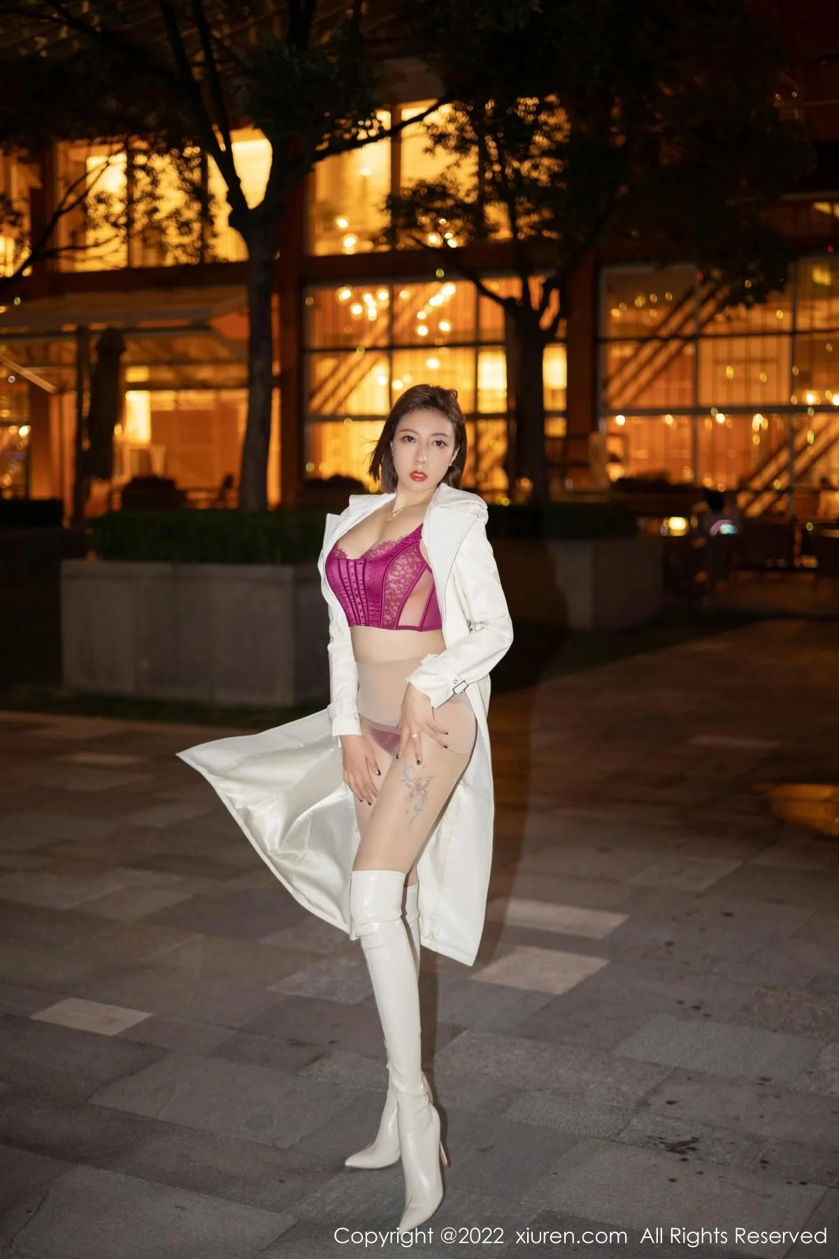 御姐果儿Victoria青海旅拍脱风衣露艳红色蕾丝内衣丰满绝美写真 第 3 张