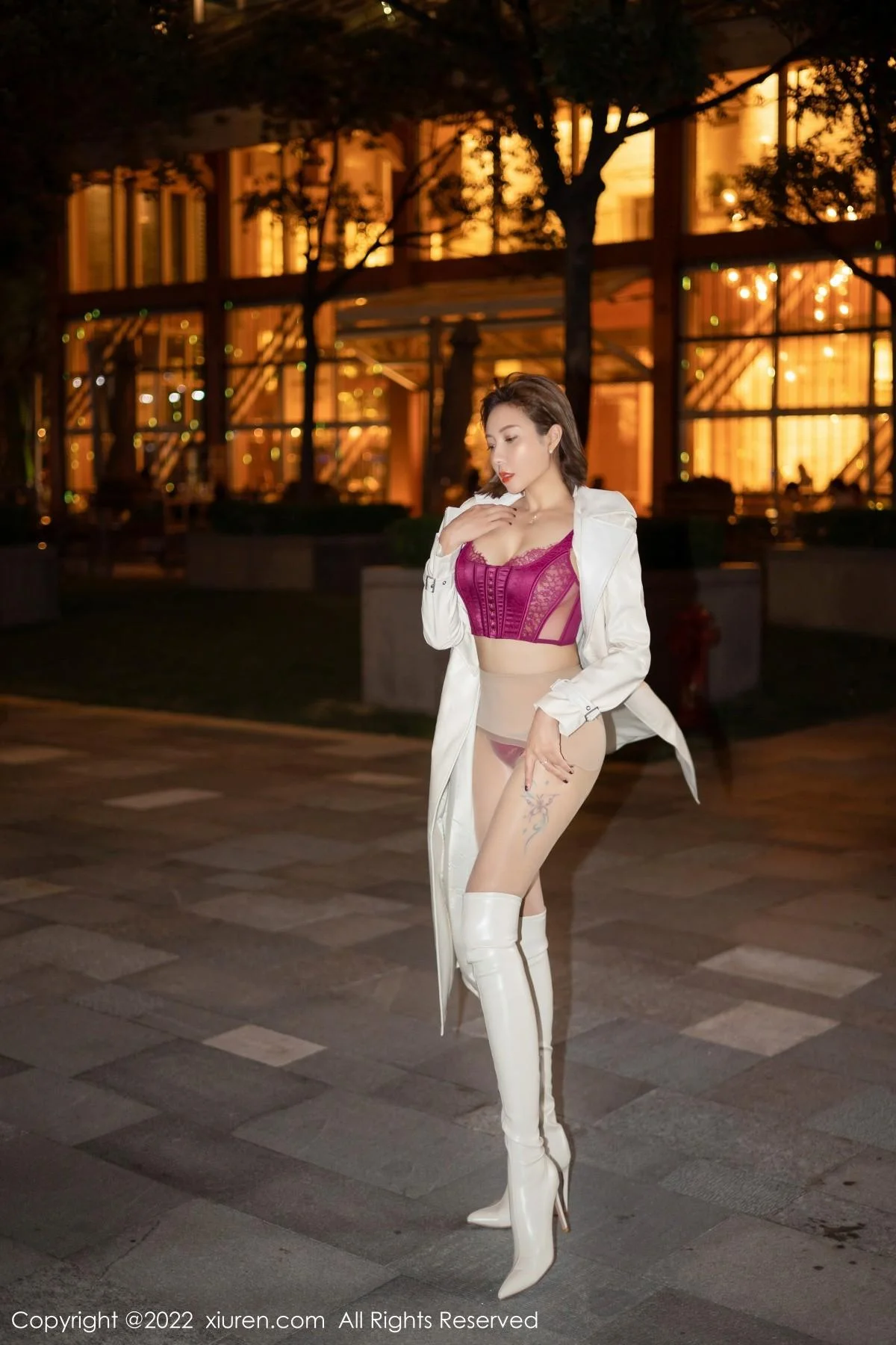 御姐果儿Victoria青海旅拍脱风衣露艳红色蕾丝内衣丰满绝美写真 第 4 张