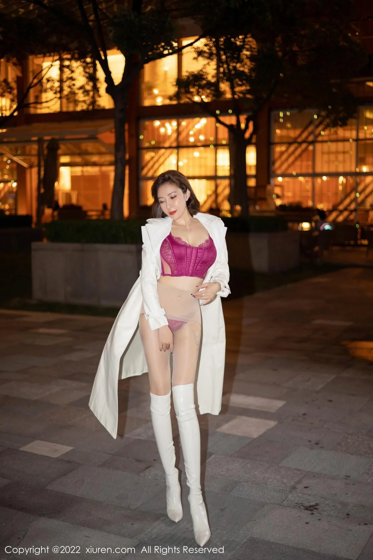 御姐果儿Victoria青海旅拍脱风衣露艳红色蕾丝内衣丰满绝美写真 第 55 张