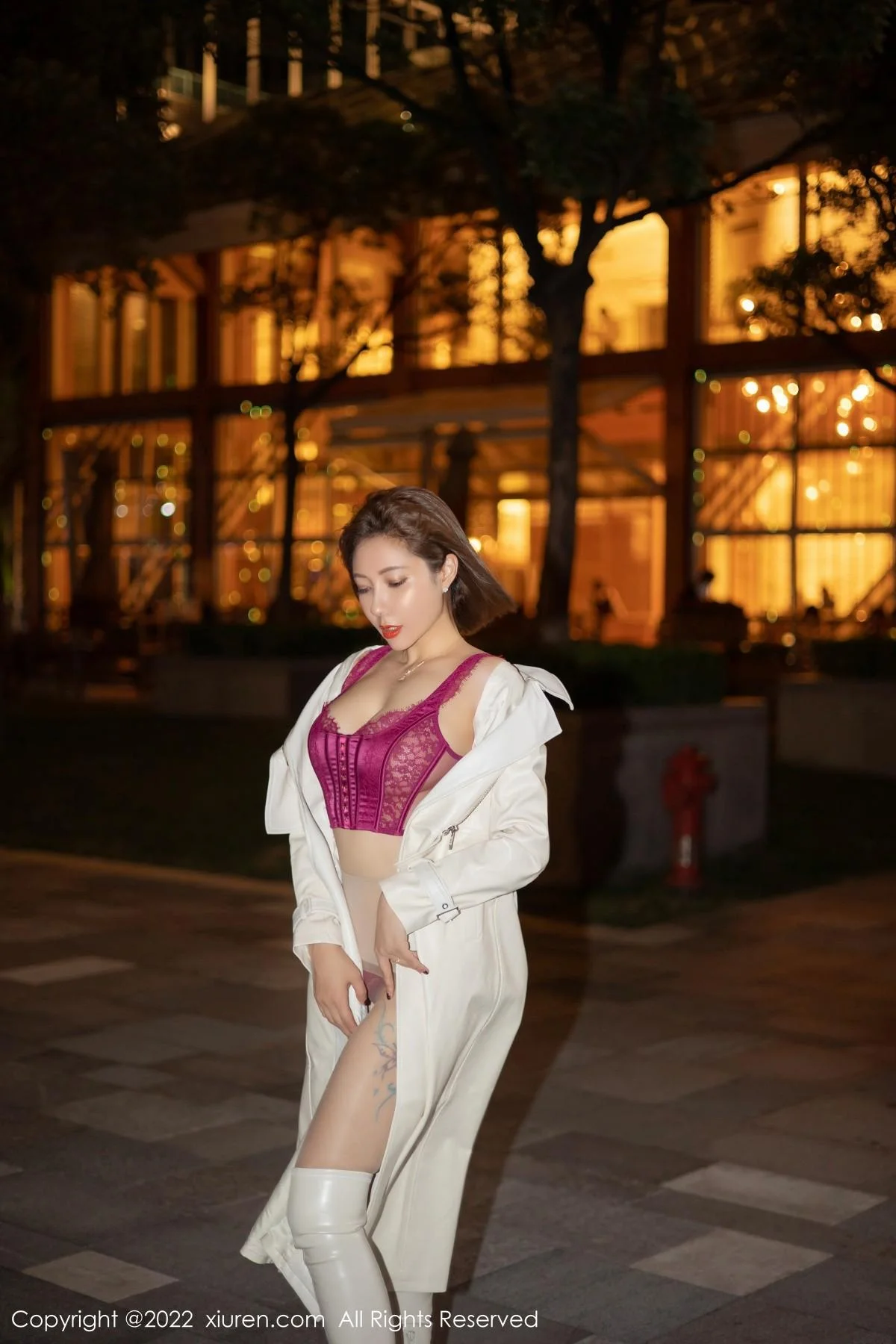 御姐果儿Victoria青海旅拍脱风衣露艳红色蕾丝内衣丰满绝美写真 第 8 张