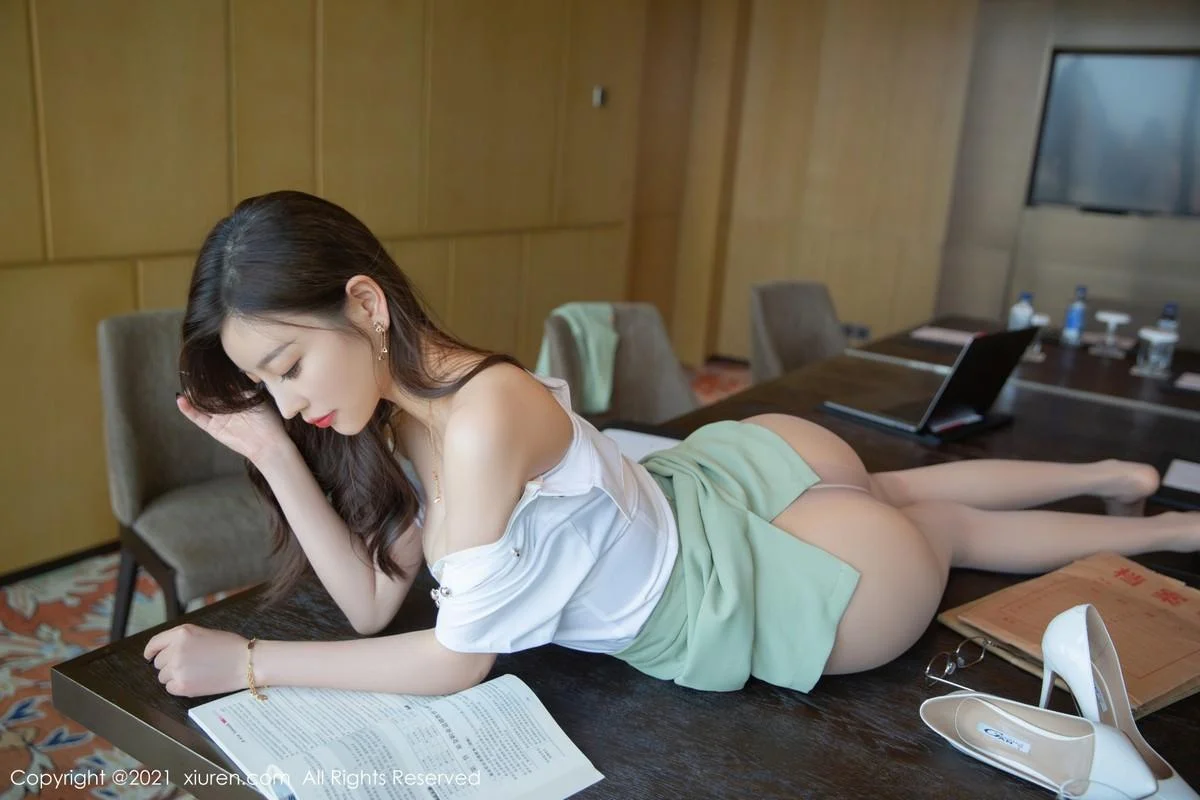 杨晨晨Yome私房OL秘书制服半脱露无内肉丝极致绝美写真 第 55 张