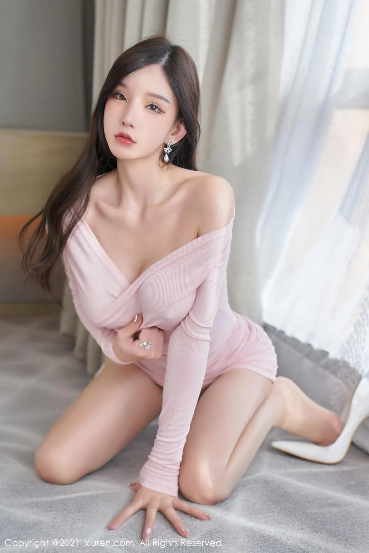 周于希Sandy私房粉色连身裙配超薄肉丝露蕾丝内裤绝美写真 第 3 张