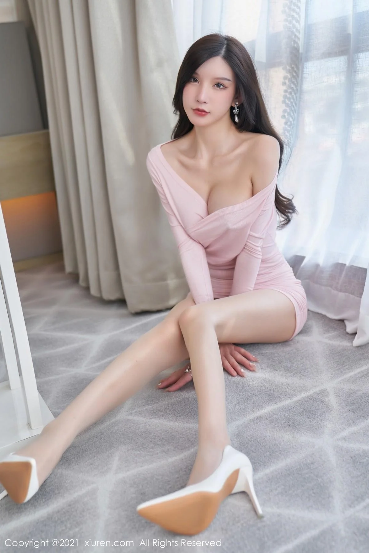 周于希Sandy私房粉色连身裙配超薄肉丝露蕾丝内裤绝美写真 第 6 张