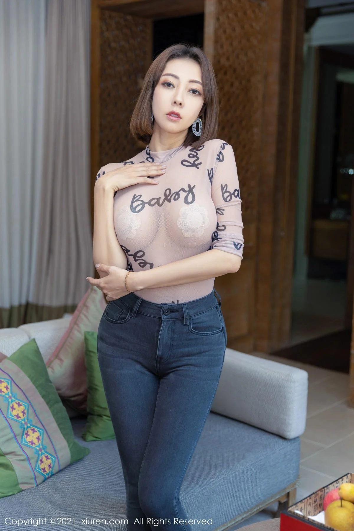 果儿Victoria阳朔旅拍私房薄透服饰半撩露傲人豪乳绝美写真 第 1 张