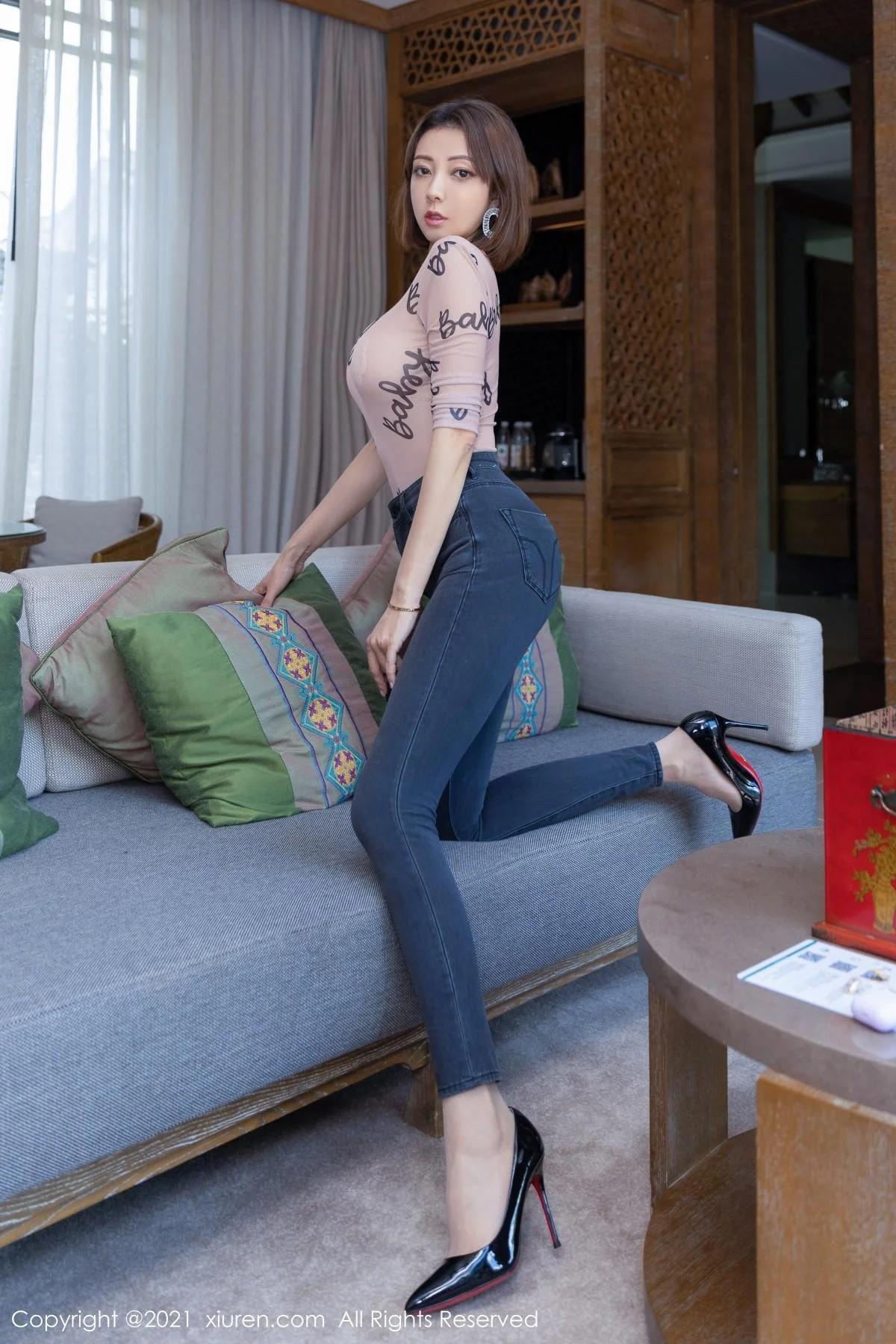 果儿Victoria阳朔旅拍私房薄透服饰半撩露傲人豪乳绝美写真 第 4 张