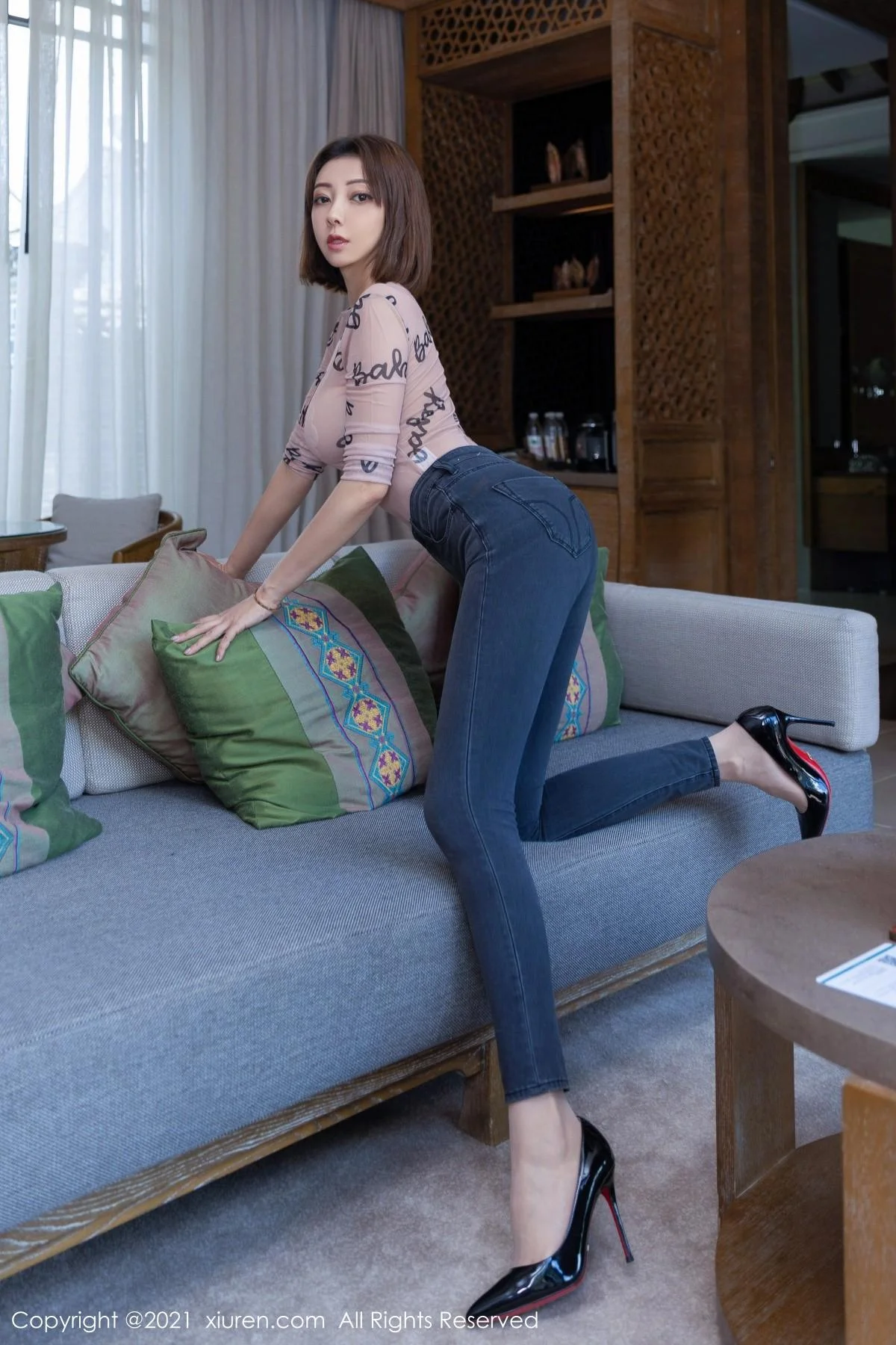 果儿Victoria阳朔旅拍私房薄透服饰半撩露傲人豪乳绝美写真 第 5 张