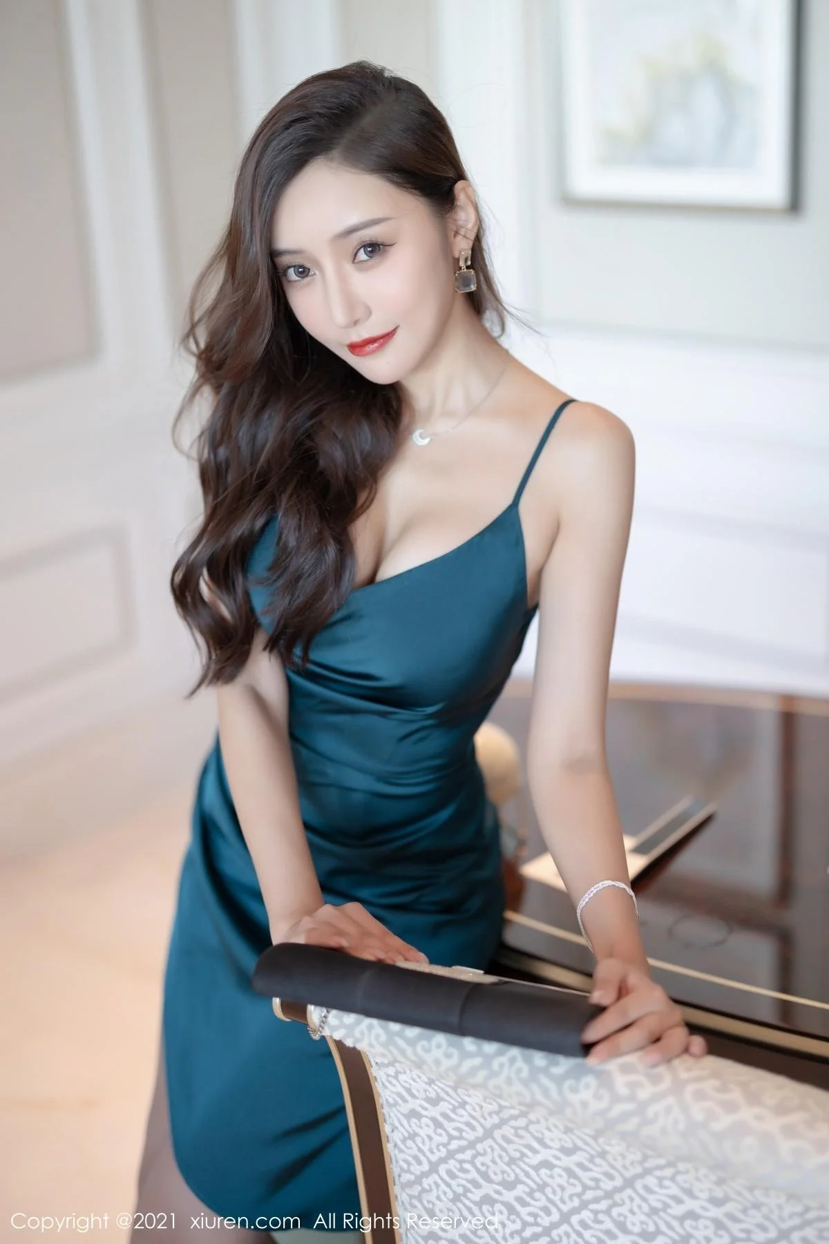 王馨瑶yanni深圳旅拍脱典雅吊裙露蕾丝情趣内衣绝美写真 第 14 张