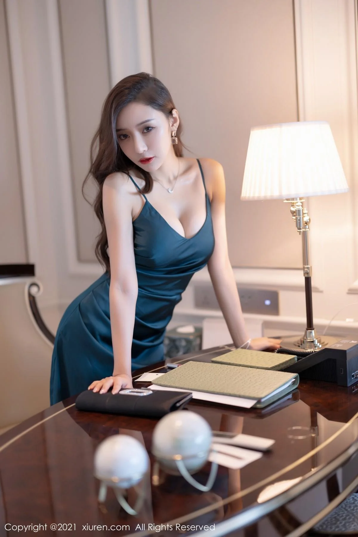 王馨瑶yanni深圳旅拍脱典雅吊裙露蕾丝情趣内衣绝美写真 第 17 张