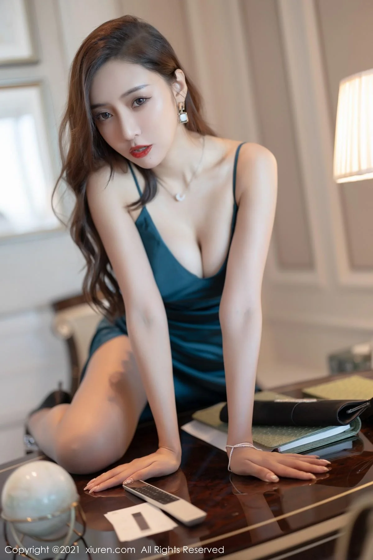 王馨瑶yanni深圳旅拍脱典雅吊裙露蕾丝情趣内衣绝美写真 第 19 张